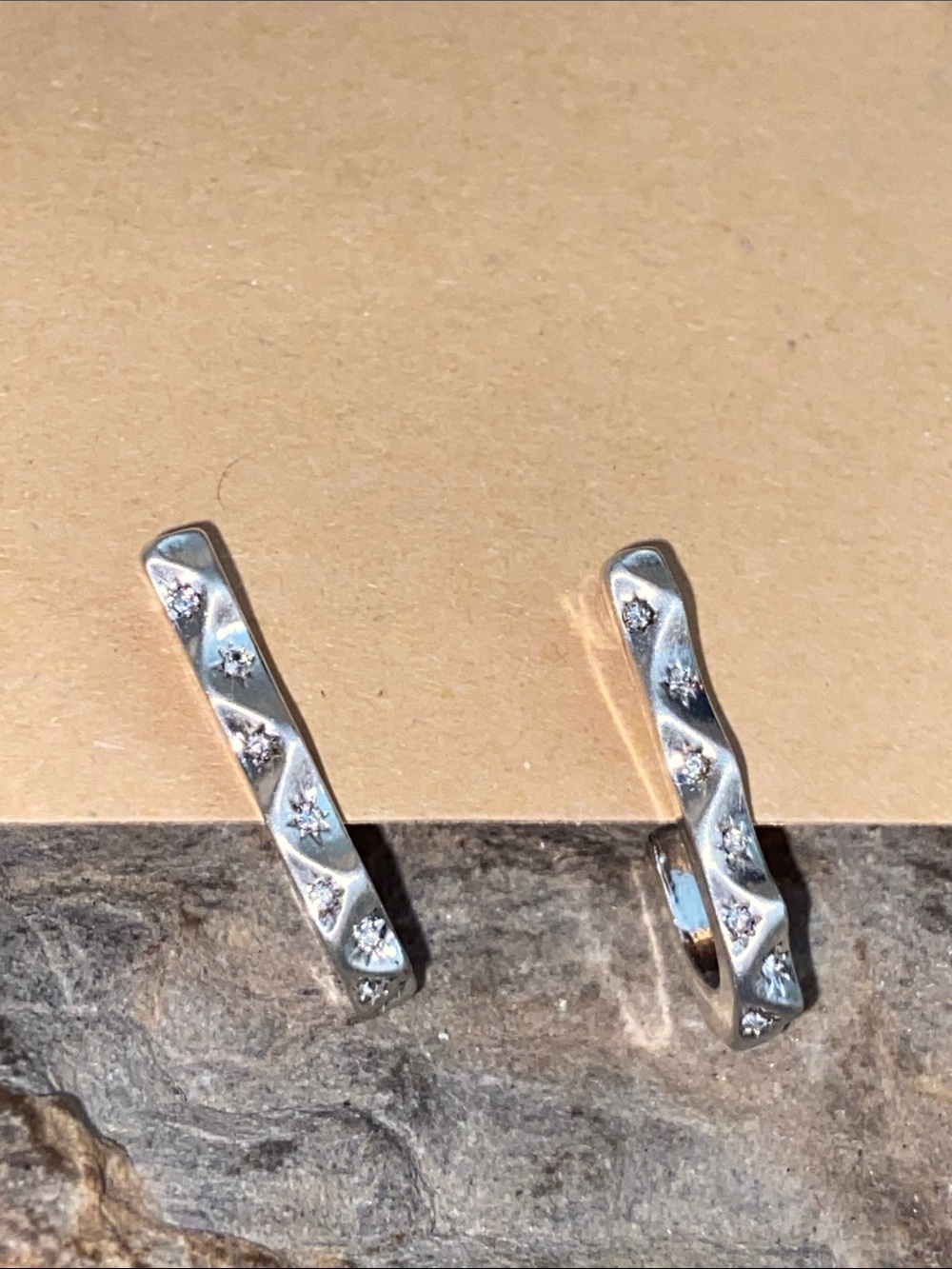 5/$10❤️❤️❤️NEW Silver-Tone Rhinestoned Quilted Hoop Stud Earrings